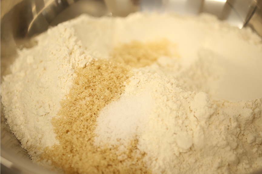 ボールに入ったベーグルの材料