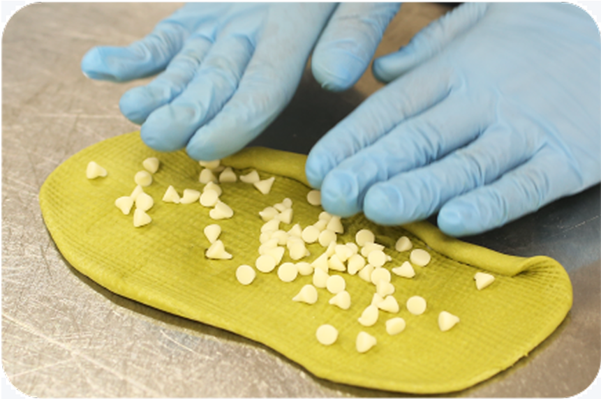 ベーグルにホワイトチョコを練り込む